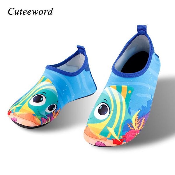 slipper 2021 outdoor boys and girls beach shoes slip water socks children' swimming cartoon print barefoot skin home, Black;grey
slipper 2021 outdoor boys and girls beach shoes slip water socks children' swimming cartoon print barefoot skin home, Black;grey