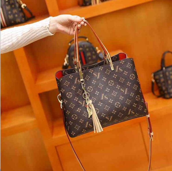 genuine leather women bags 2022 trendy large-capacity portable female fashion one-shoulder messenger bag aaa 
genuine leather women bags 2022 trendy large-capacity portable female fashion one-shoulder messenger bag aaa