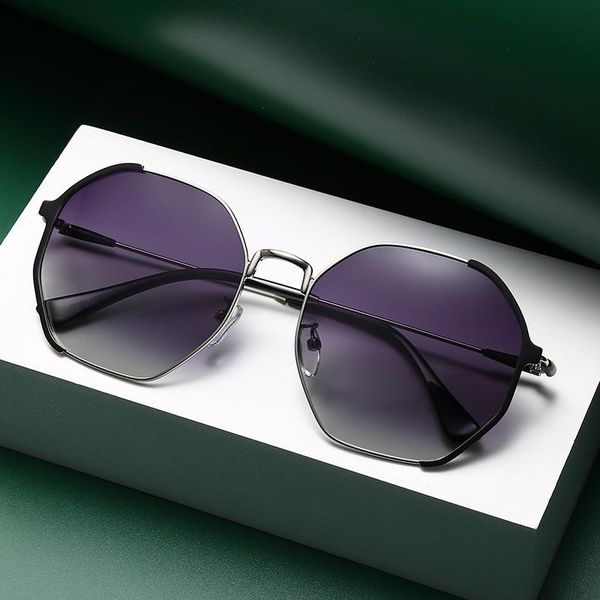fashion sunglasses frames 2021 round face fashion, as shown in the figure, forced funny frame, strong black adult
fashion sunglasses frames 2021 round face fashion, as shown in the figure, forced funny frame, strong black adult