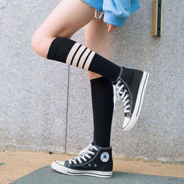 autumn cotton tube autumn and winter medium sock's college style solid color four bar knee pile, Black;white
autumn cotton tube autumn and winter medium sock's college style solid color four bar knee pile, Black;white
