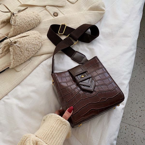 stone pattern shoulder messenger bag 2019 winter new embossed female bag lady mobile phone bag wallet fashion shopping
stone pattern shoulder messenger bag 2019 winter new embossed female bag lady mobile phone bag wallet fashion shopping