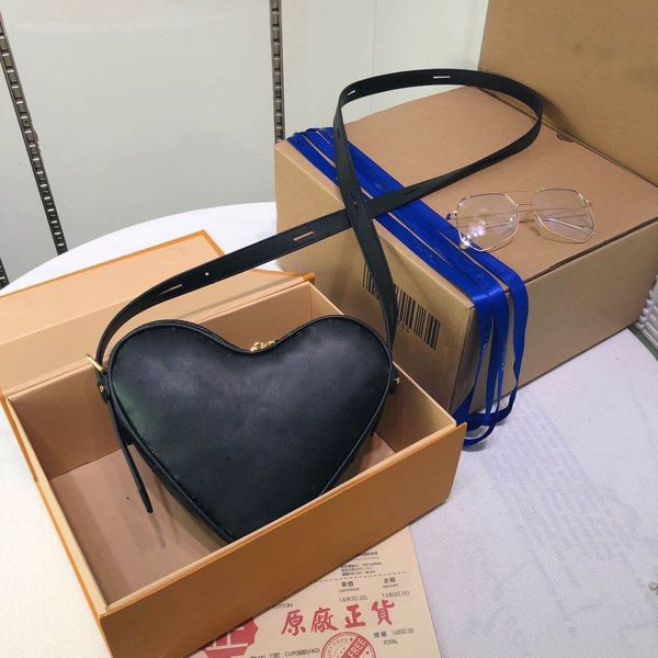 2021 new black game on heart coeur bag cruise size: 22 x 20 6 v-128