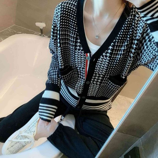 autumn winter 2021 new tb knitted v-neck cardigan women's qianniao korean plaid stitching loose and thin coat fashion, White;black
autumn winter 2021 new tb knitted v-neck cardigan women's qianniao korean plaid stitching loose and thin coat fashion, White;black