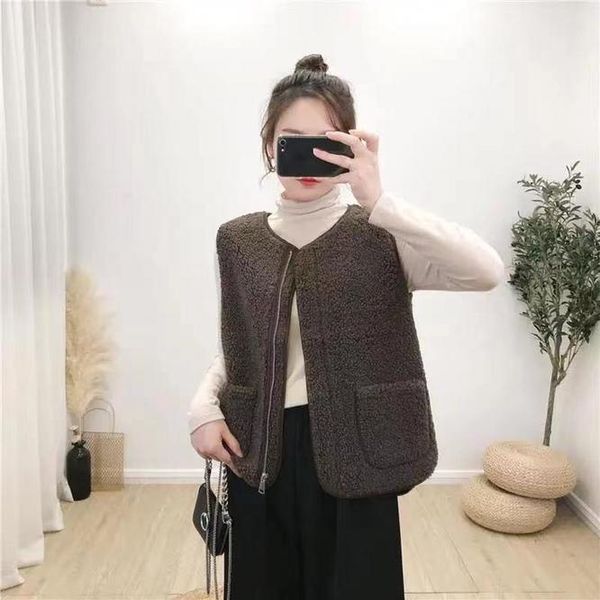women's vests 2021 autumn winter vest lamb wool korean version versatile imitation fur one short girls' zipper coat casual coffe, Black;white
women's vests 2021 autumn winter vest lamb wool korean version versatile imitation fur one short girls' zipper coat casual coffe, Black;white