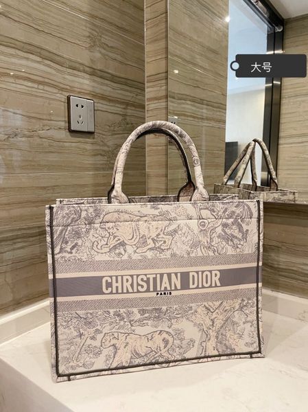 2021 the designers soft leather women handbag capacity tote bags fashion makeup luxurys brang logo bag -d3426, Red;black
2021 the designers soft leather women handbag capacity tote bags fashion makeup luxurys brang logo bag -d3426, Red;black