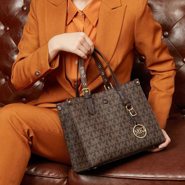 luxury handbags leather lady's hand 2021 fashion versatile women's bag with large capacity tote bag
luxury handbags leather lady's hand 2021 fashion versatile women's bag with large capacity tote bag