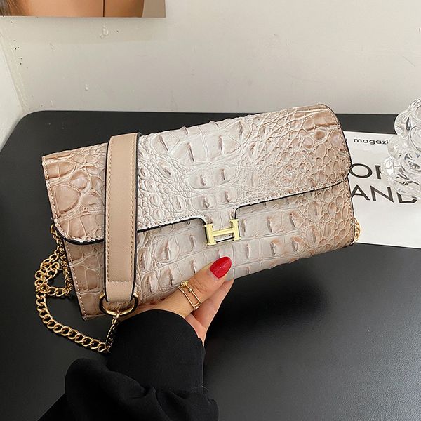 design s pattern metal lock single shoulder messenger bag small bag capacity fashion
design s pattern metal lock single shoulder messenger bag small bag capacity fashion