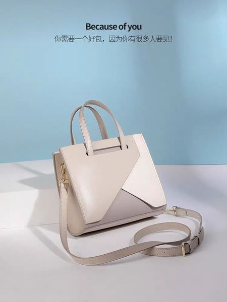 design hand 2021 new leather cross color contrast one shoulder business simple women's bag 
design hand 2021 new leather cross color contrast one shoulder business simple women's bag
