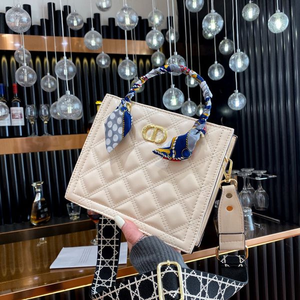 lingge leisure bag new fashion trend embroidered iron handbag women's single shoulder messenger bag
lingge leisure bag new fashion trend embroidered iron handbag women's single shoulder messenger bag