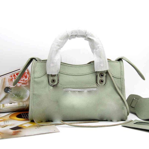 designer bagssuper good-looking mint green and silver hardware original goatskin leather wax line handbag female locomotive messenger fashio
designer bagssuper good-looking mint green and silver hardware original goatskin leather wax line handbag female locomotive messenger fashio