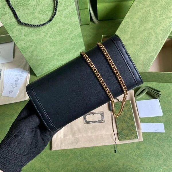 designer chain bag fashion versatile badge leather messenger shoulder combination buckle party size 19cmx10cmx3.5cm
designer chain bag fashion versatile badge leather messenger shoulder combination buckle party size 19cmx10cmx3.5cm