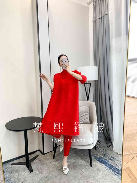 dresses miyake style turtleneck three quarter long t-shirt in the fold pants two-piece outfit stock, White
dresses miyake style turtleneck three quarter long t-shirt in the fold pants two-piece outfit stock, White