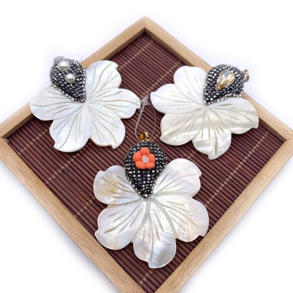 charms natural freshwater shell pendant carved flower shaped inlaid diamond crystal pearl personalized fashion necklace, Bronze;silver
charms natural freshwater shell pendant carved flower shaped inlaid diamond crystal pearl personalized fashion necklace, Bronze;silver
