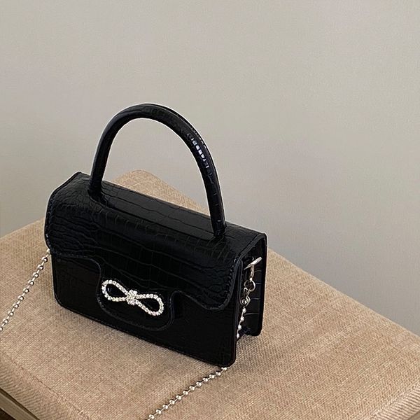 crocodile bow chain messenger bag 2021 new simple portable one shoulder flip small square
crocodile bow chain messenger bag 2021 new simple portable one shoulder flip small square