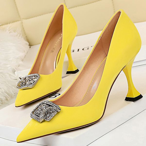 2021 kitten heels metal rhinestones woman pumps wedding shoes high heels shoes yellow beige black shoes party shoes1
2021 kitten heels metal rhinestones woman pumps wedding shoes high heels shoes yellow beige black shoes party shoes1