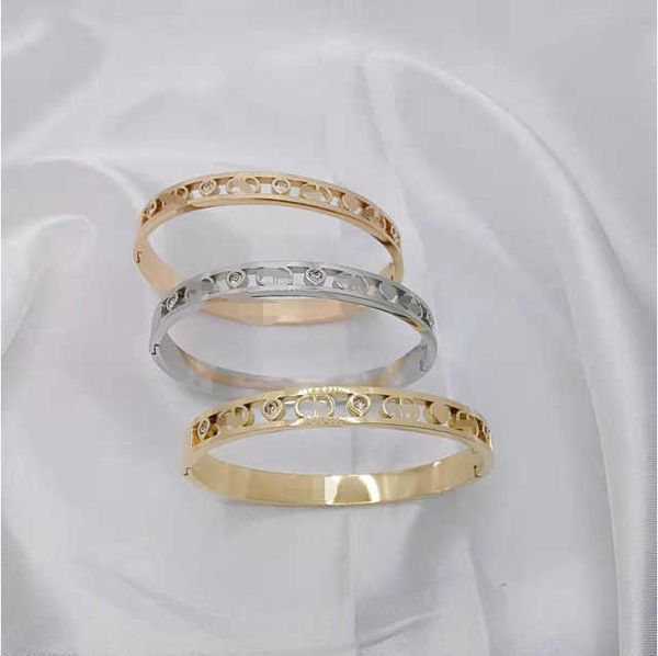 2022 designer bangles women jewelry men fashion band diamond non fading independent packaging women's personalized geometric bracelet v, Black
2022 designer bangles women jewelry men fashion band diamond non fading independent packaging women's personalized geometric bracelet v, Black