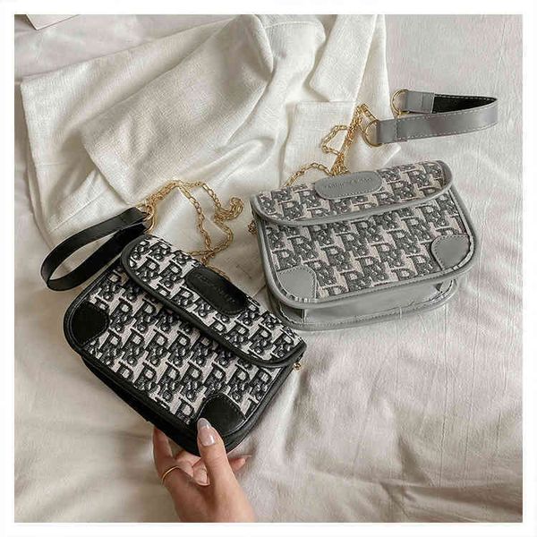 2022 factory wholesale new model chain one shoulder women's printed canvas splicing small square bags
2022 factory wholesale new model chain one shoulder women's printed canvas splicing small square bags