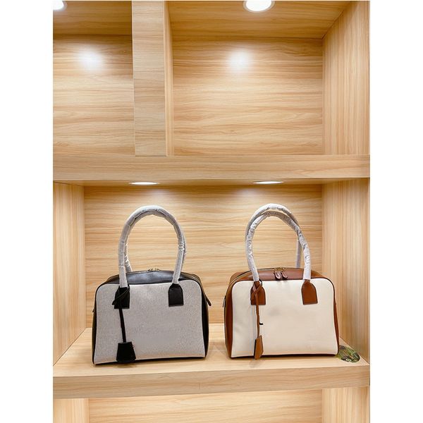 outlet factory high edition large capacity simple women's one shoulder messenger bag luxuryss designerss bag yw
outlet factory high edition large capacity simple women's one shoulder messenger bag luxuryss designerss bag yw