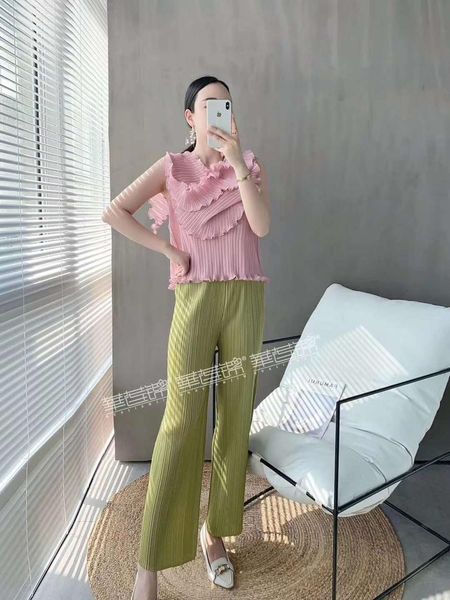 knits miyake solid color sleeveless fashion fold wild style lotus leaf t-shirts, White
knits miyake solid color sleeveless fashion fold wild style lotus leaf t-shirts, White