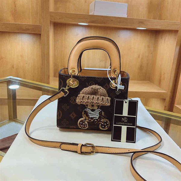 2022 factory wholesale net red knitted hand-held princess diana bag female fashion commuter one shoulder messenger bag
2022 factory wholesale net red knitted hand-held princess diana bag female fashion commuter one shoulder messenger bag