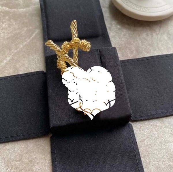 2021 new style fashion suit large letter brooch, high-end corsage, female accessories, temperament brooch, universal fast delivery for coupl, Gray
2021 new style fashion suit large letter brooch, high-end corsage, female accessories, temperament brooch, universal fast delivery for coupl, Gray