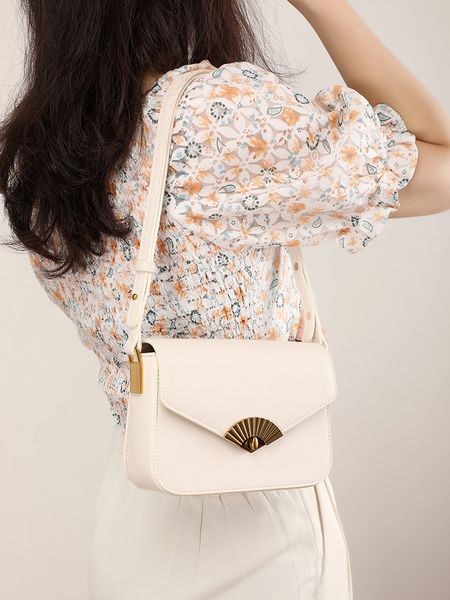 2021 summer texture small square women's single shoulder underarm french niche design fan shaped buckle messenger bag
2021 summer texture small square women's single shoulder underarm french niche design fan shaped buckle messenger bag