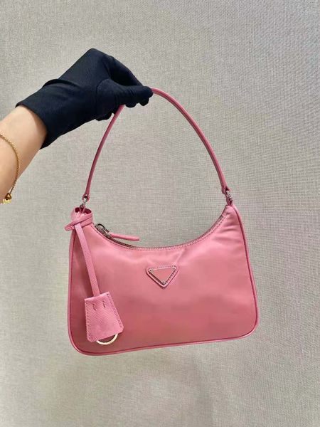 98% quality ladies shoulder bag krawhide patchwork canvas material zipper opening triangle decoration made by italian designer., Black;red
98% quality ladies shoulder bag krawhide patchwork canvas material zipper opening triangle decoration made by italian designer., Black;red