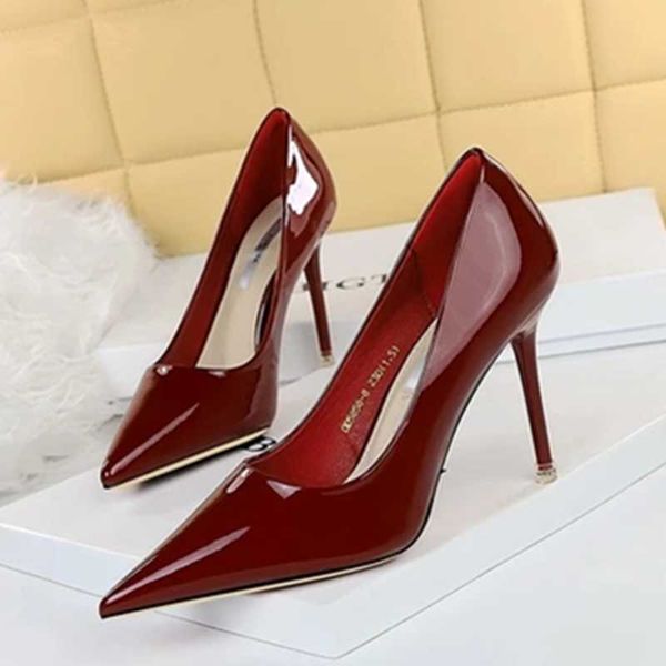 dress shoes european and american simple high heels shallow mouth pointed patent leather professional ol heel women's, Black
dress shoes european and american simple high heels shallow mouth pointed patent leather professional ol heel women's, Black