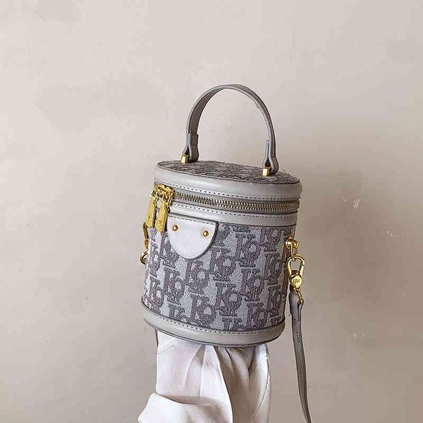 2022 factory wholesale new minority design small female autumn and winter fashion single shoulder diagonal bag portable high-grade bucket ba
2022 factory wholesale new minority design small female autumn and winter fashion single shoulder diagonal bag portable high-grade bucket ba
