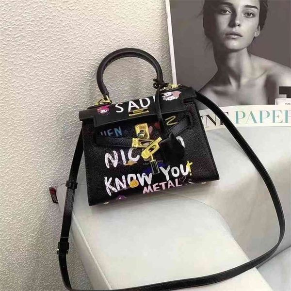 lock graffiti second generation kelly 2021 new fashion women's slung one shoulder portable mini bag
lock graffiti second generation kelly 2021 new fashion women's slung one shoulder portable mini bag