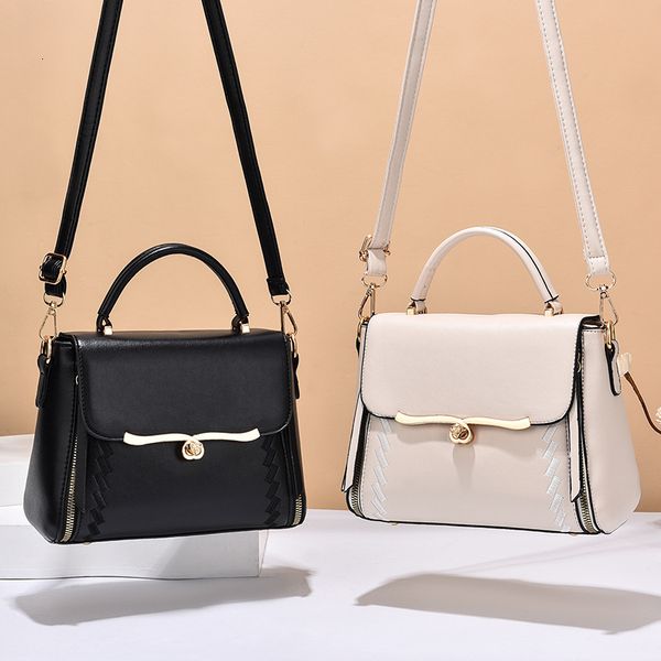 handbag small bag 2021 summer women's portable square simple fashion commuting one shoulder, Black;red
handbag small bag 2021 summer women's portable square simple fashion commuting one shoulder, Black;red