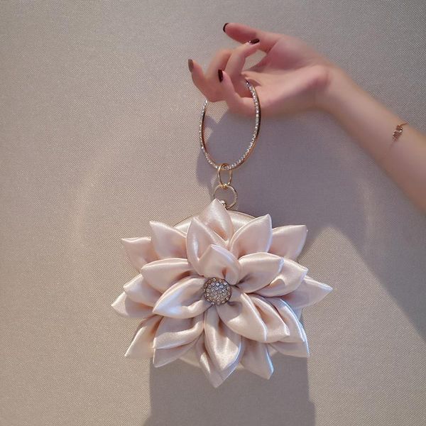 evening bags elegant flowers silk women‘s handbag luxury diamond chain ladies round shoulder bag fashion designer female crossbody bol
evening bags elegant flowers silk women‘s handbag luxury diamond chain ladies round shoulder bag fashion designer female crossbody bol