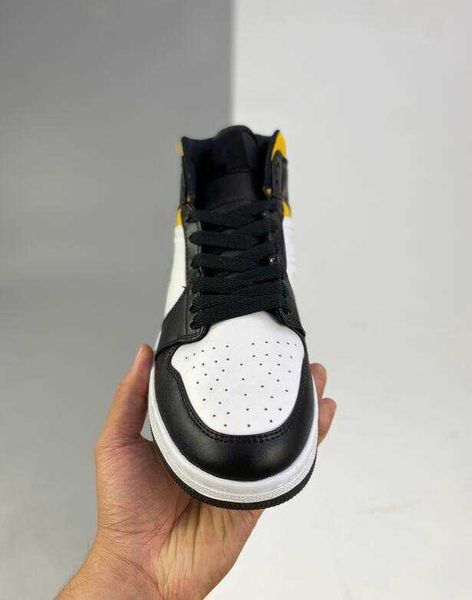 new 2021 1 mid mens basketball shoes 1s high gs black white gold men women sneakers trainers 554725-177 size 36-45
new 2021 1 mid mens basketball shoes 1s high gs black white gold men women sneakers trainers 554725-177 size 36-45