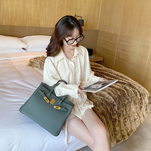 womens bag 2021 new fashion almond green leather large capacity platinum bag handbag
womens bag 2021 new fashion almond green leather large capacity platinum bag handbag