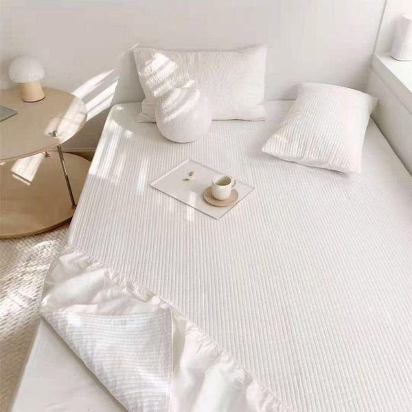 bedding sets 100% cotton.bedding set.bedspread on the bed.three piece fitted sheet and pillow case.simple solid color
bedding sets 100% cotton.bedding set.bedspread on the bed.three piece fitted sheet and pillow case.simple solid color