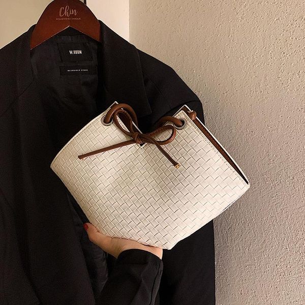 evening bags pu leather knit shoulder for women 2021 designer basket bag fashion tote large capacity shopping handbags
evening bags pu leather knit shoulder for women 2021 designer basket bag fashion tote large capacity shopping handbags