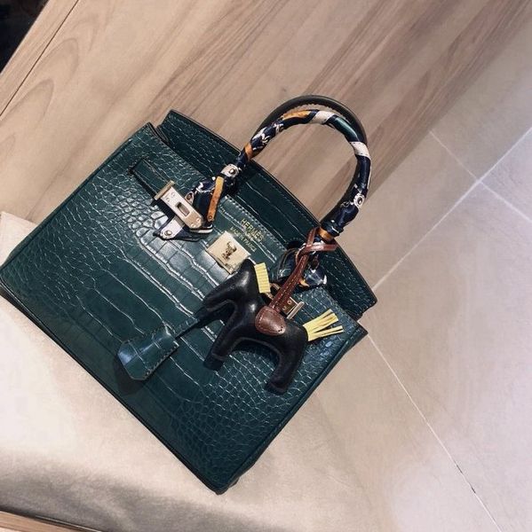 2021 fashion women bag famous casual designer messenger cross body chain handbag satchel purse cosmetic bags -a3506, Red;black
2021 fashion women bag famous casual designer messenger cross body chain handbag satchel purse cosmetic bags -a3506, Red;black