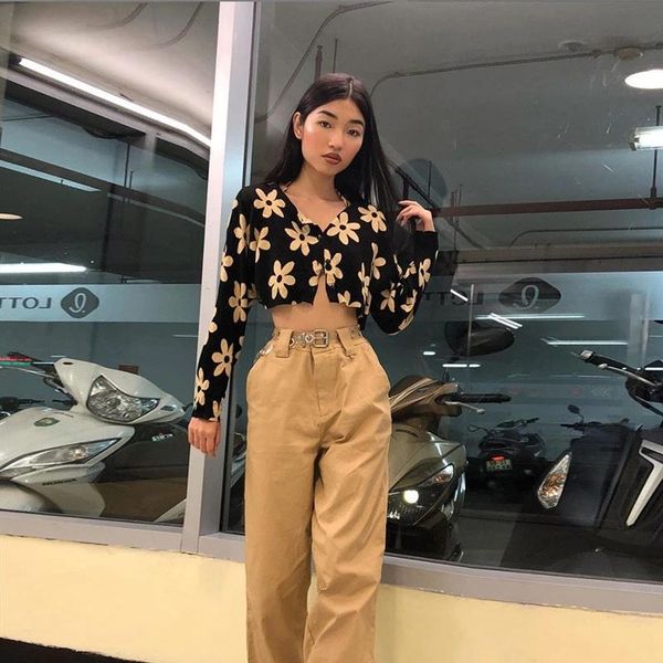 women black floral print cropped long sleeve v-neck cardigan with buttons for spring autumn casual wear comfortable s//l/xl women's t, White
women black floral print cropped long sleeve v-neck cardigan with buttons for spring autumn casual wear comfortable s//l/xl women's t, White