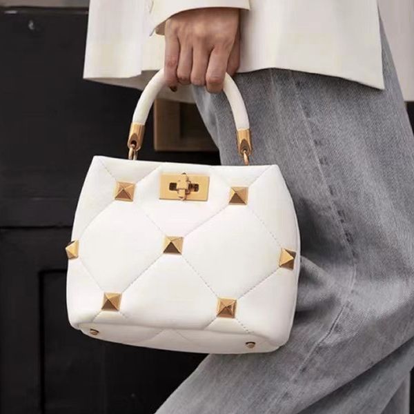 2021 ion temperament, personality trend, simple messenger bag, cow leather rivet, portable large capacity bucket luxuryss designerss yw
2021 ion temperament, personality trend, simple messenger bag, cow leather rivet, portable large capacity bucket luxuryss designerss yw