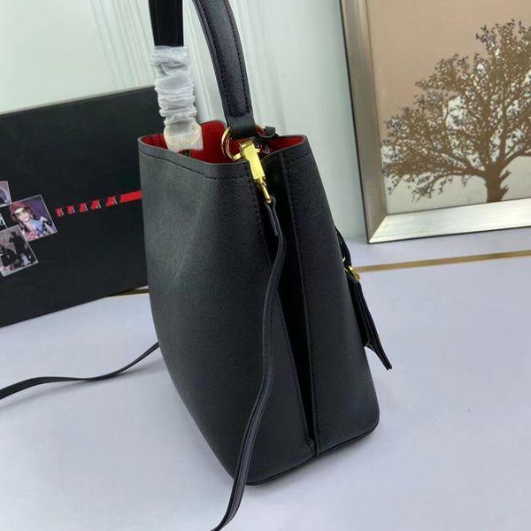 design handbag spring, summer, and four seasons leather tote bag fashion classic delivery worldwide
design handbag spring, summer, and four seasons leather tote bag fashion classic delivery worldwide