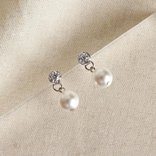 stud ch-1039 korean version of s925 sterling silver temperament black and white shell beads micro-inlaid zircon earrings female, Golden;silver
stud ch-1039 korean version of s925 sterling silver temperament black and white shell beads micro-inlaid zircon earrings female, Golden;silver