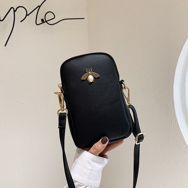 2021 fashion women's bag single shoulder messenger small square fashionable korean version mini, Red;black
2021 fashion women's bag single shoulder messenger small square fashionable korean version mini, Red;black