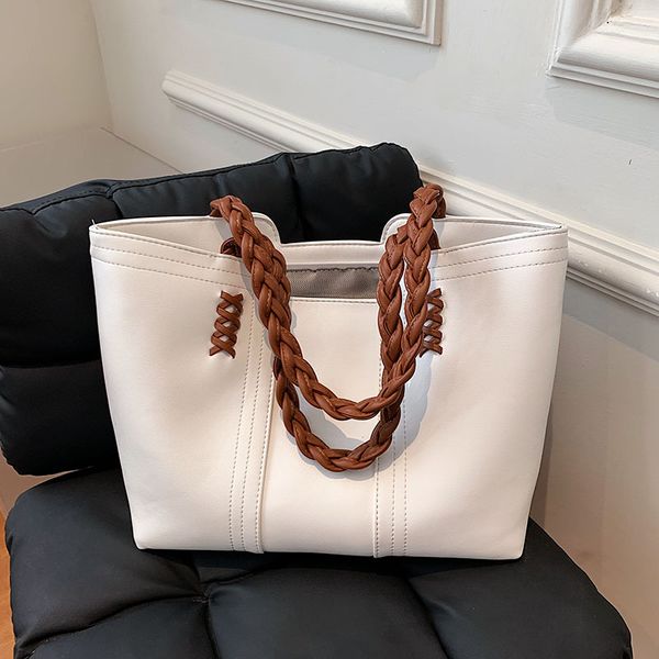 simple design large capacity underarm shoulder bag 2021 stylish commuter tote handbag
simple design large capacity underarm shoulder bag 2021 stylish commuter tote handbag
