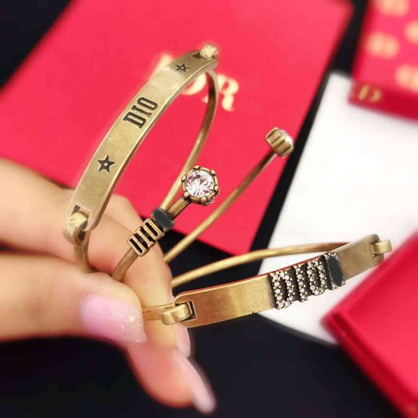 factory specials aa letter trifolio beauty version fashion men's and women's bracelet, Golden;silver
factory specials aa letter trifolio beauty version fashion men's and women's bracelet, Golden;silver