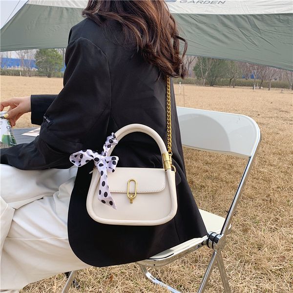 evening bag 2021 summer women's tiktok, small , red vibrato, temperament, round . 
evening bag 2021 summer women's tiktok, small , red vibrato, temperament, round .