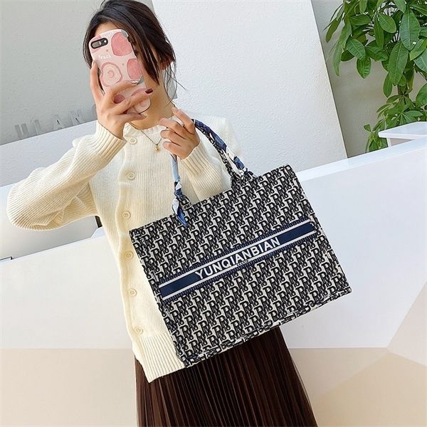 purse popular student style large capacity bag female new portable one shoulder version
purse popular student style large capacity bag female new portable one shoulder version