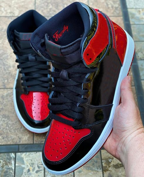 with box 1 high og bred patent men basketball shoes 1s black white-varsity red mens womens outdoor sports sneakers 555088-063 us 5.5-12
with box 1 high og bred patent men basketball shoes 1s black white-varsity red mens womens outdoor sports sneakers 555088-063 us 5.5-12