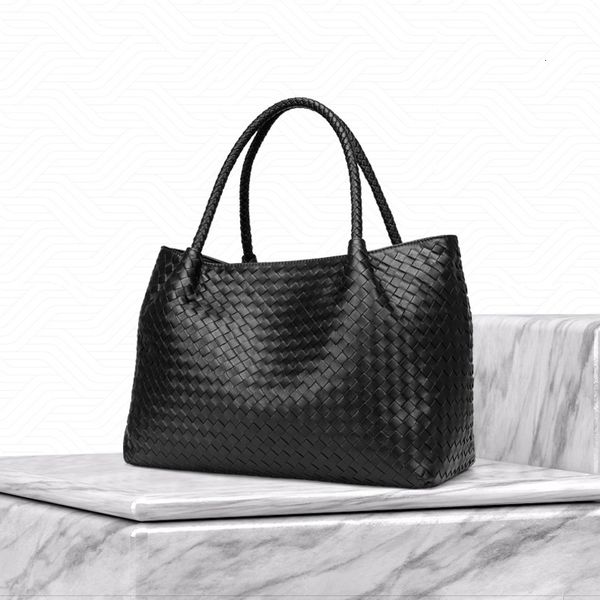 yilinsa luxury women sheepskin genuine leather handbags 2021 fashion large capacity designer lady handle bags
yilinsa luxury women sheepskin genuine leather handbags 2021 fashion large capacity designer lady handle bags