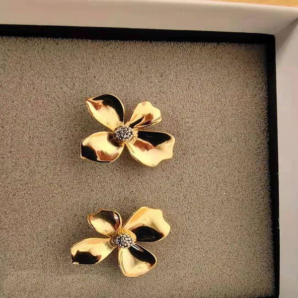 design jewelry new korean brass flower simple temperament, personalized earrings and earrings, female s925 silver needle
design jewelry new korean brass flower simple temperament, personalized earrings and earrings, female s925 silver needle