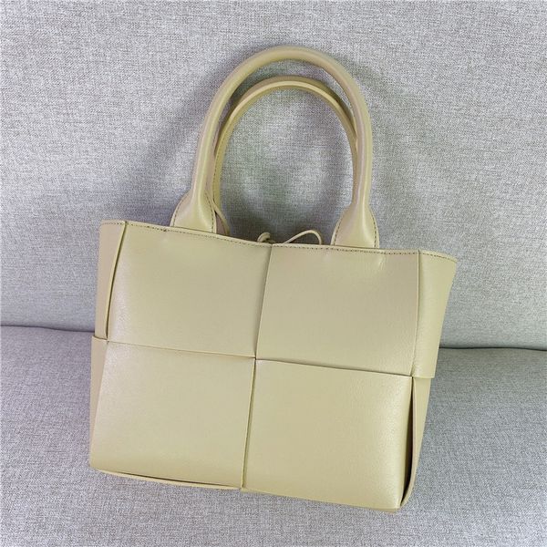 70% off luxury handbag early spring 2021 new leather woven large capacity tote women's bag fashion commuter one shoulder messenger hand
70% off luxury handbag early spring 2021 new leather woven large capacity tote women's bag fashion commuter one shoulder messenger hand